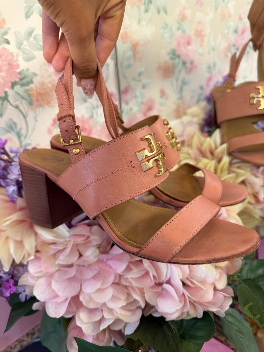 Tory Burch Coral Pink Leather Slingback Sandals with Gold Logo - Picture 2 of 4